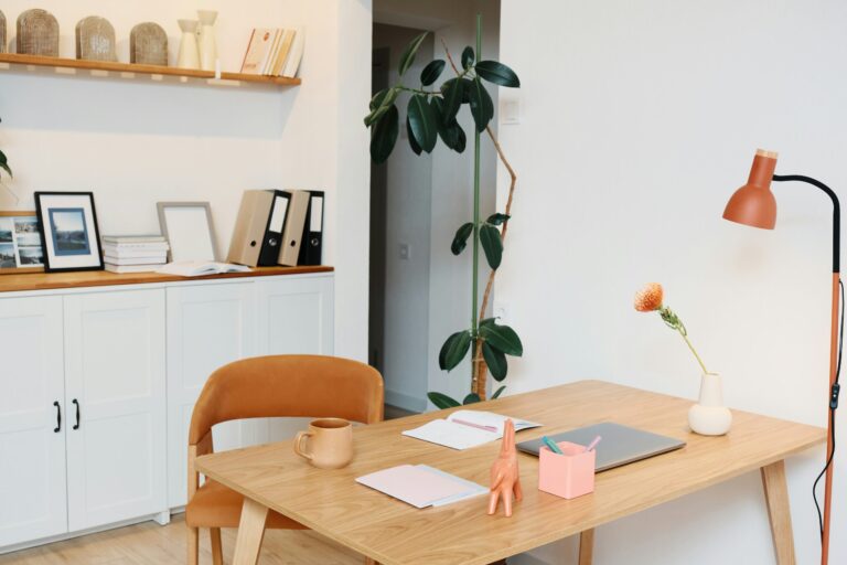 Concevoir votre bureau à domicile pour une productivité optimale et un style raffiné.