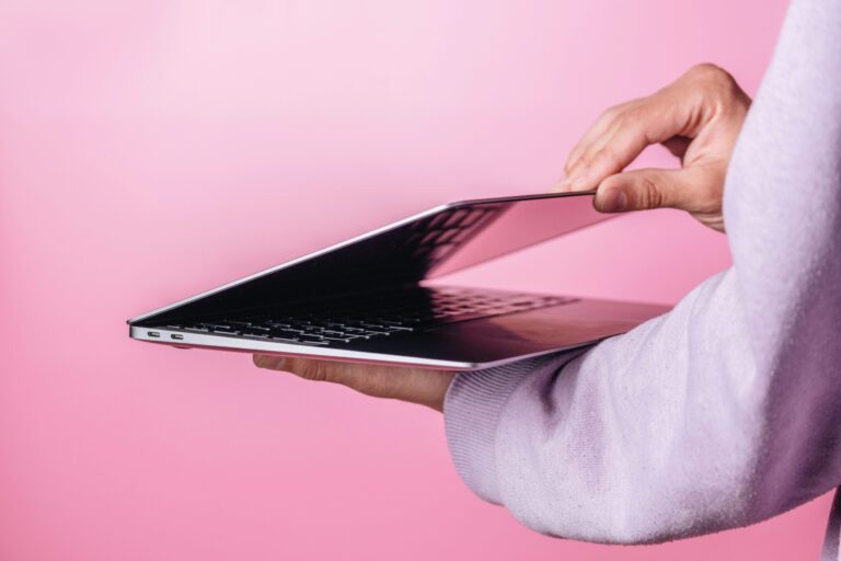 Comment effacer efficacement ses informations personnelles du Web pour une meilleure protection de la vie privée.
