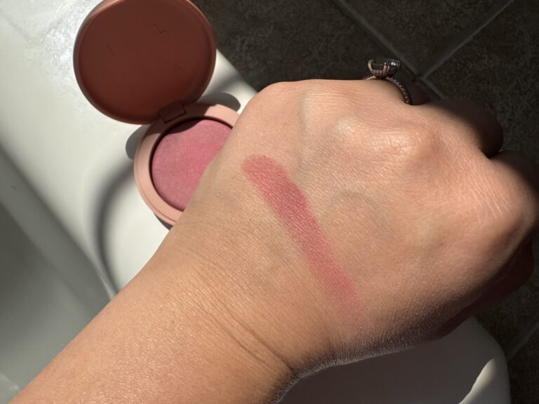 Le Blush Flou Doux d’ILIA : La Beauté Écoresponsable Rencontrant le Filtre Flou – Nous Sommes Accros