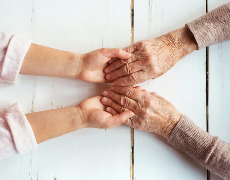 Considérations pour les aidants : Comment l’assistance à la vie indépendante diffère des maisons de retraite en termes de soins, d’indépendance et de mode de vie.