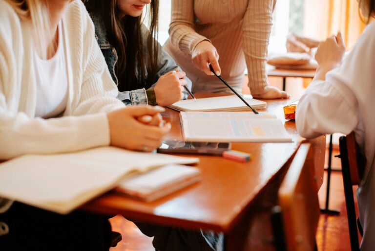 La valeur d’un diplôme universitaire : Ce que vous gagnez au-delà de la salle de classe.