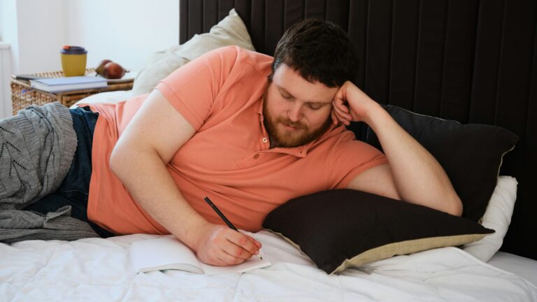 Habitudes essentielles d’autosoins que chaque homme doit adopter pour des yeux sains et un bien-être général.