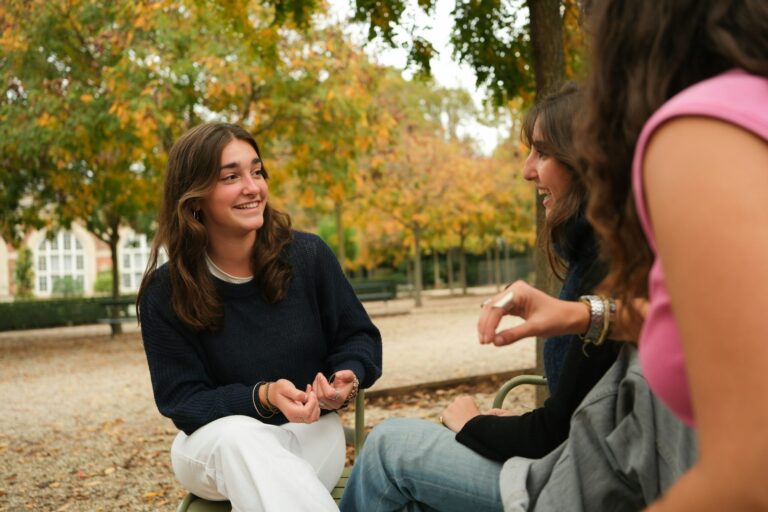 Les amitiés à l’université ne ressemblent pas à celles du lycée—et c’est très bien ainsi.