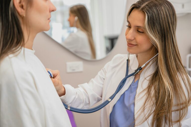 Pourquoi les rôles à la croissance la plus rapide dans le secteur de la santé ne sont pas toujours en première ligne.