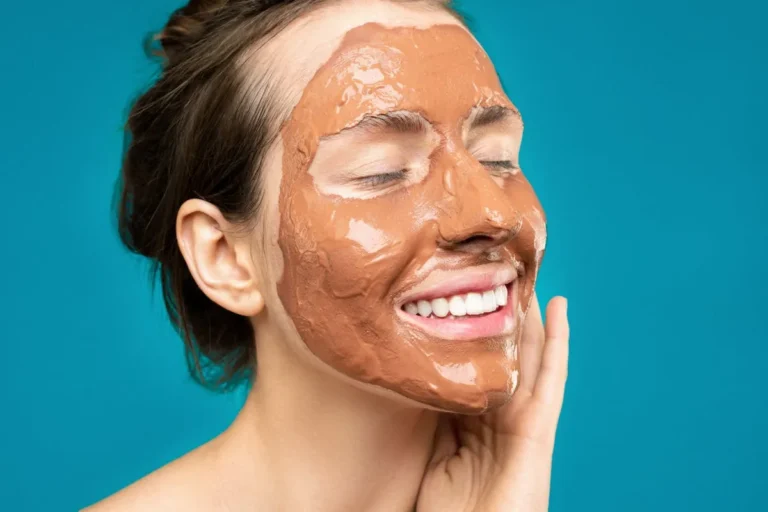 Routine de beauté avec des masques pour le visage faits maison